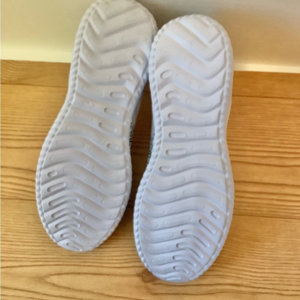 NWOT.  Women’s Slip On Shoes.    Size 10(40) - Picture 5 of 5